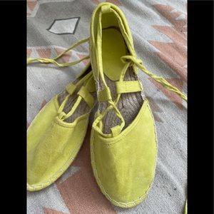 Tie up yellow flats